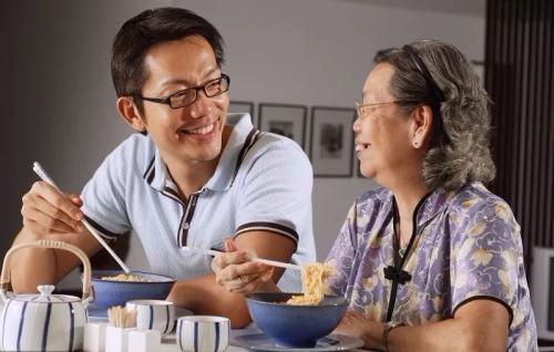 感恩母親節(jié)！陪著她比說什么都好！