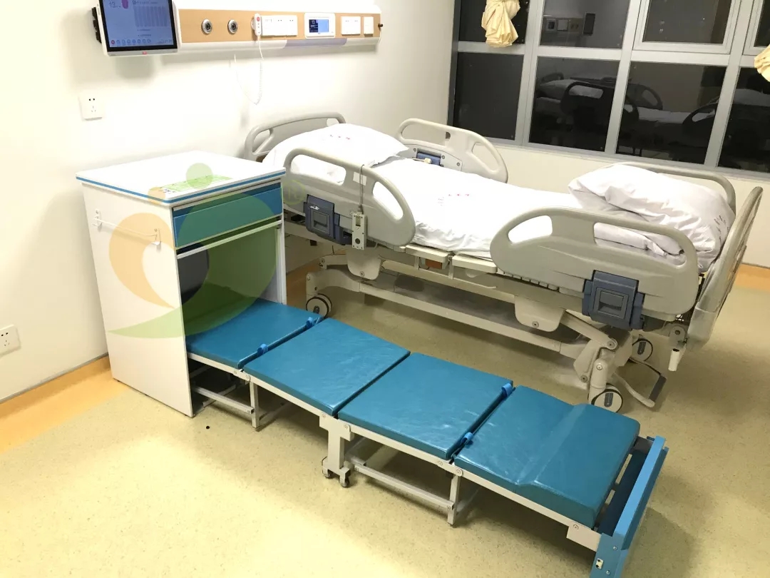掃碼共享陪護床醫(yī)院現(xiàn)身 陪護不再“無寢具、無場地”