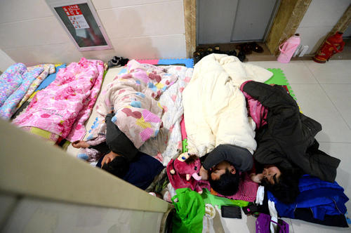 醫(yī)院打地鋪會傷害健康，有了共享陪護(hù)床就不用再打地鋪了！