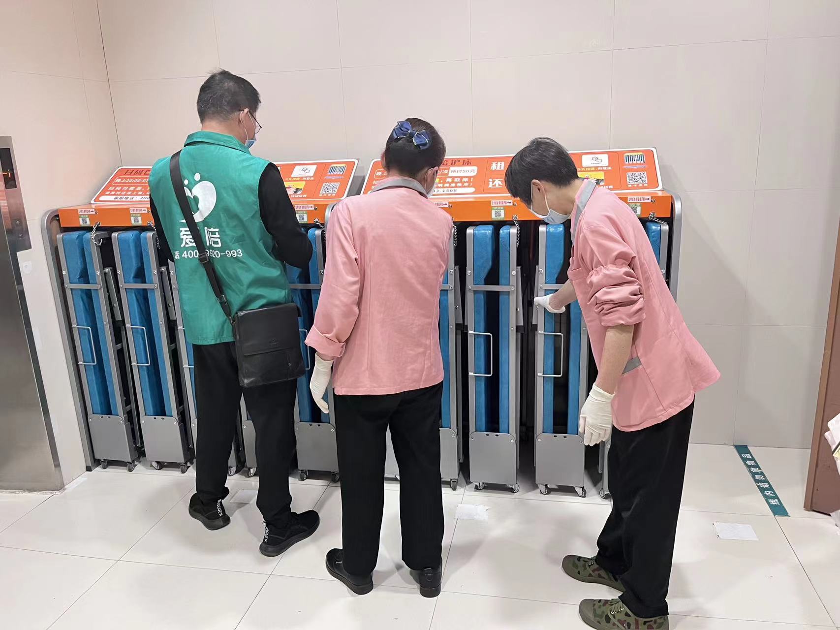 醫(yī)院家具+智能鎖+平臺管理系統(tǒng)+服務管理體系=愛陪智能共享陪護床 