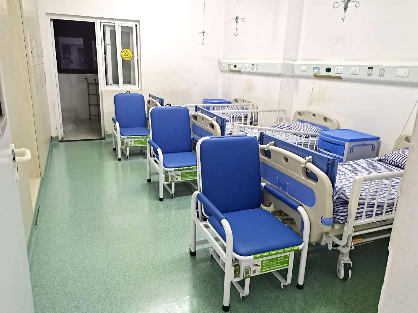 共享陪護床項目是智能鎖+軟件系統(tǒng)+硬件生產(chǎn)的智慧病房配套產(chǎn)品