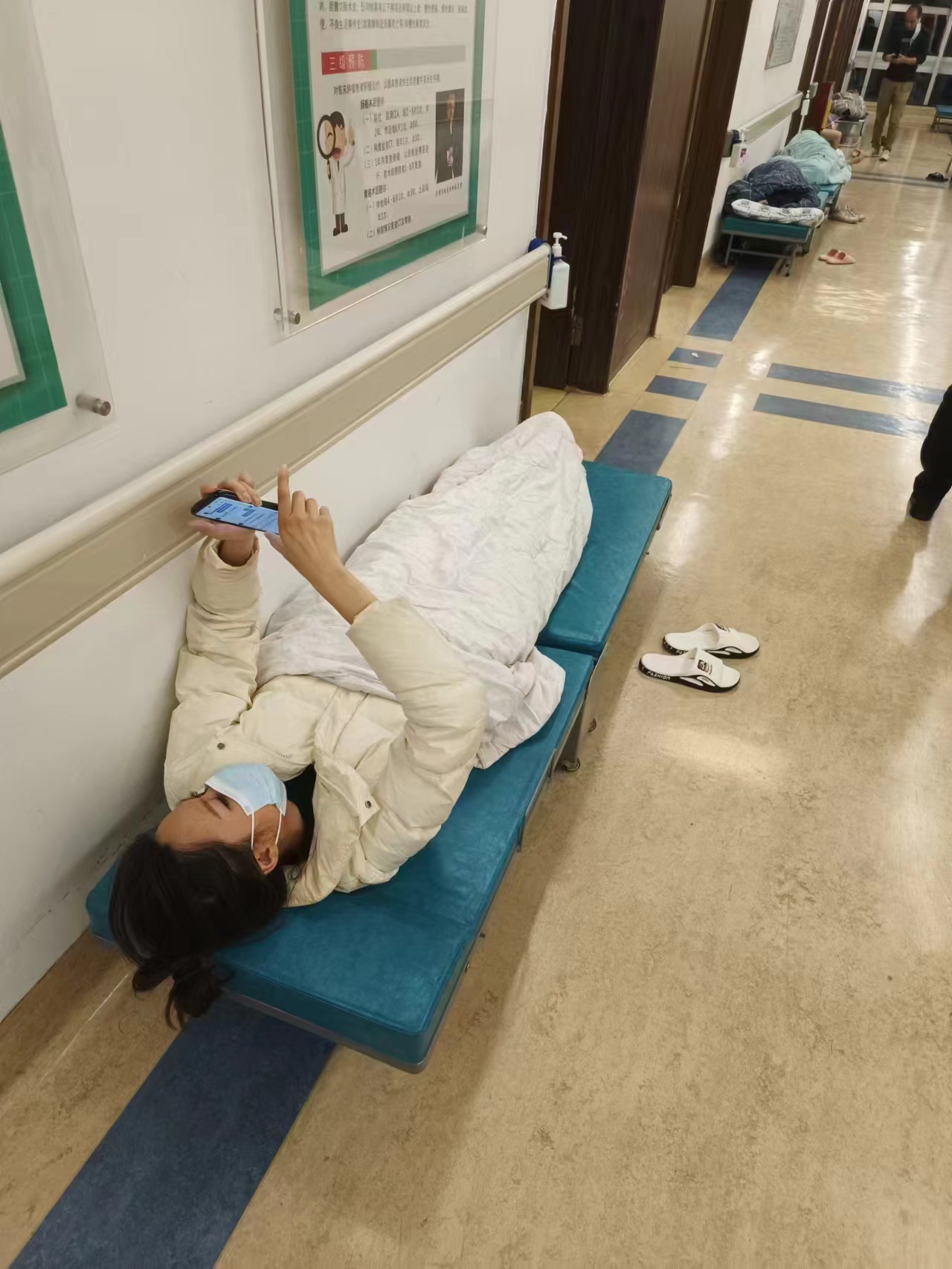 醫(yī)院陪護(hù)床"告急"，陪護(hù)家屬面臨無(wú)處可睡的困境