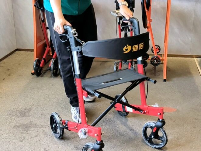 愛陪共享助步車成為銀發(fā)族的游玩“第三雙腿”，景區(qū)漫步新神器！